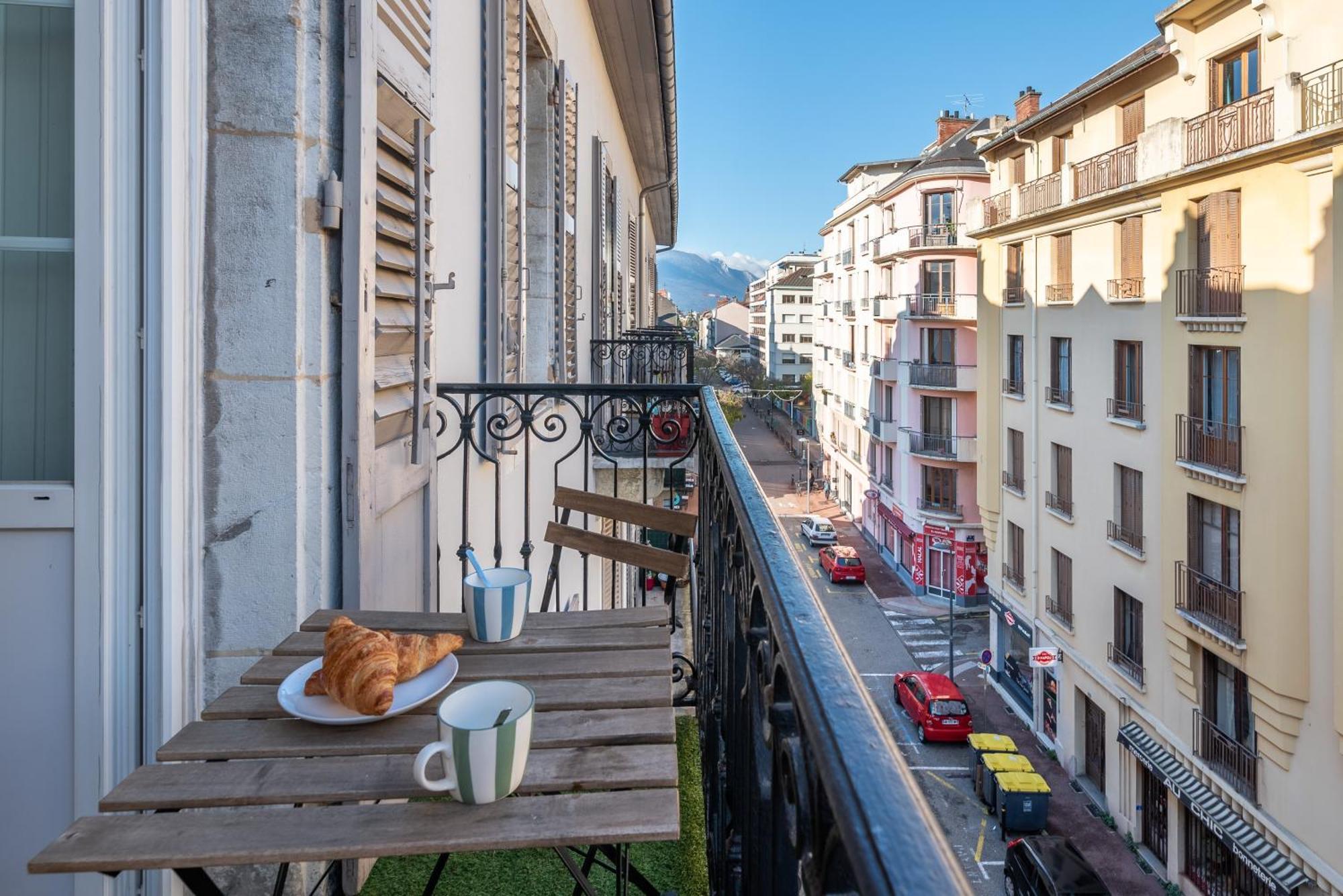 Appartement Spacieux Et Chaleureux Coeur De Ville Шамбері Екстер'єр фото