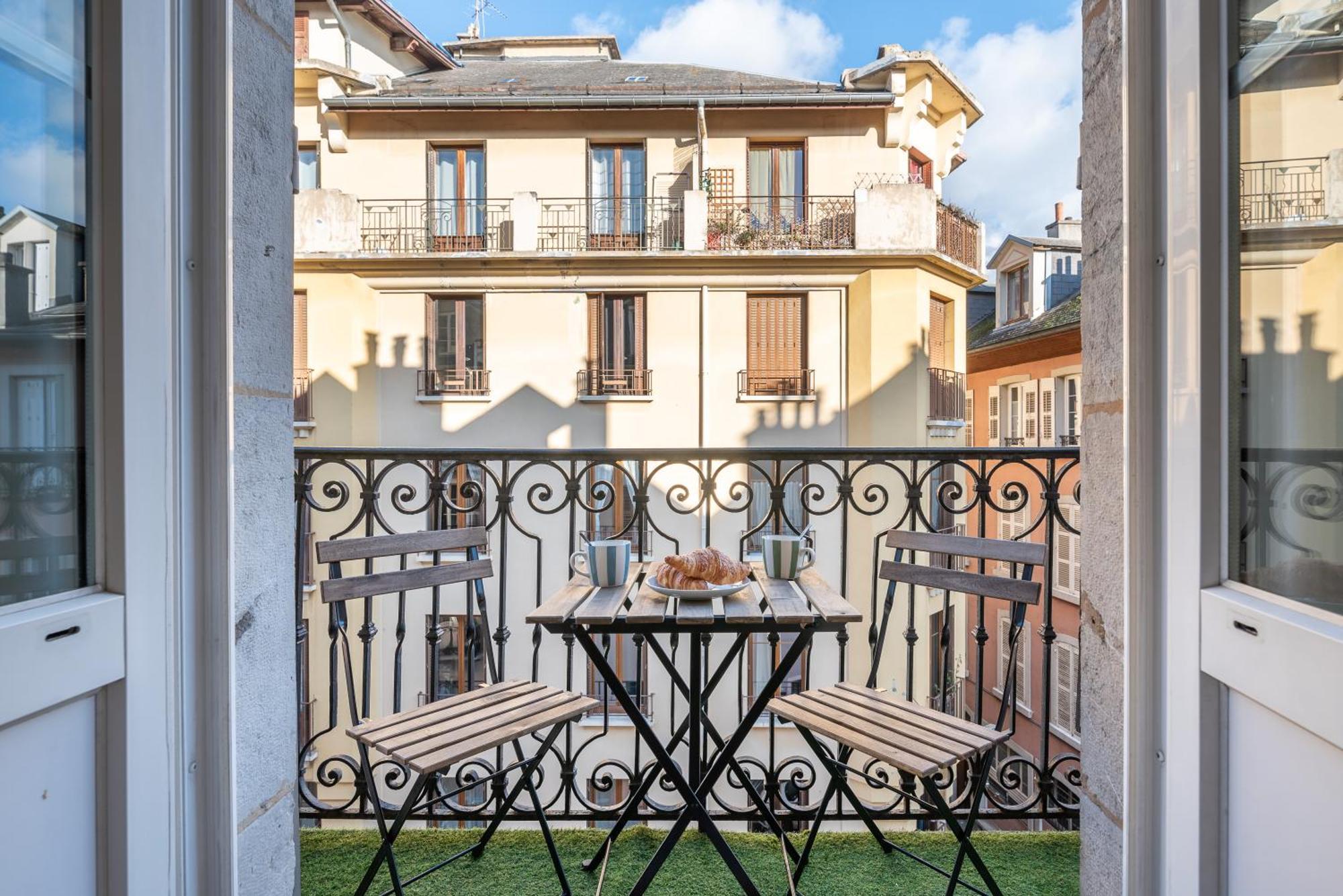 Appartement Spacieux Et Chaleureux Coeur De Ville Шамбері Екстер'єр фото